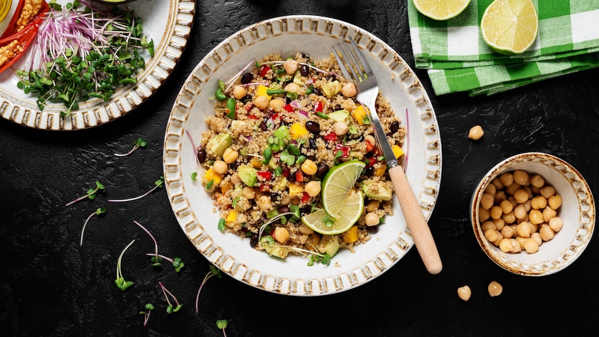 Bowl healthy aux légumes grillés et quinoa